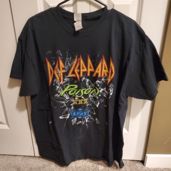 **SOLD** Def Leppard and Poison 2017 Concert T-shirt - Picture 1 of 3